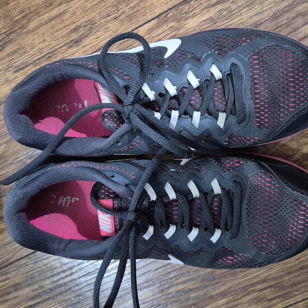 Nike Women's Dsrk Grey and Pink Dual Fusion Athletic Shoes